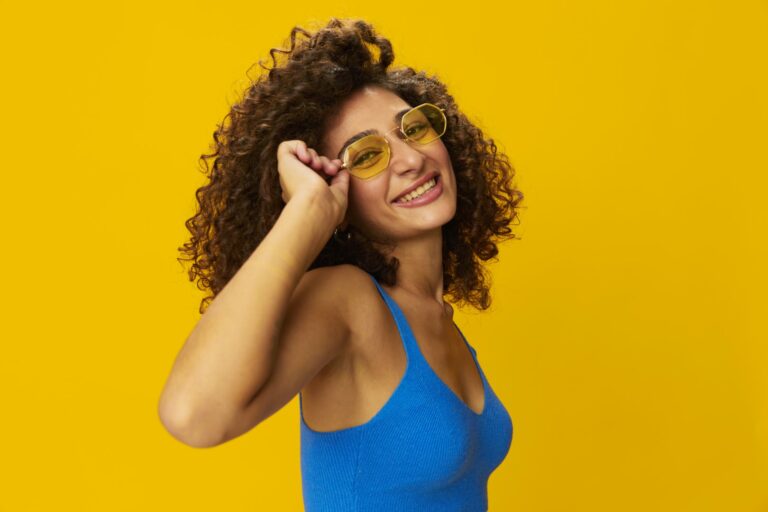 retrato-de-uma-jovem-contra-um-fundo-amarelo